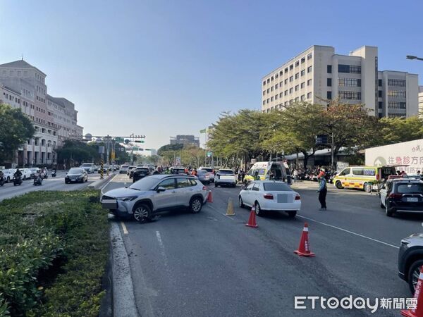 ▲台南市東區小東路下午發生連環追撞事故，現場多部自小客車受損。（記者林東良翻攝，下同）