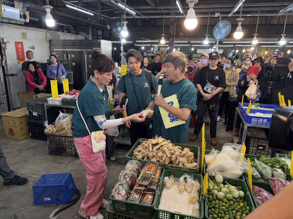 ▲王中皇(左)和連靜雯(右)聯手對胡瓜設桃色陷阱。（圖／華視提供）