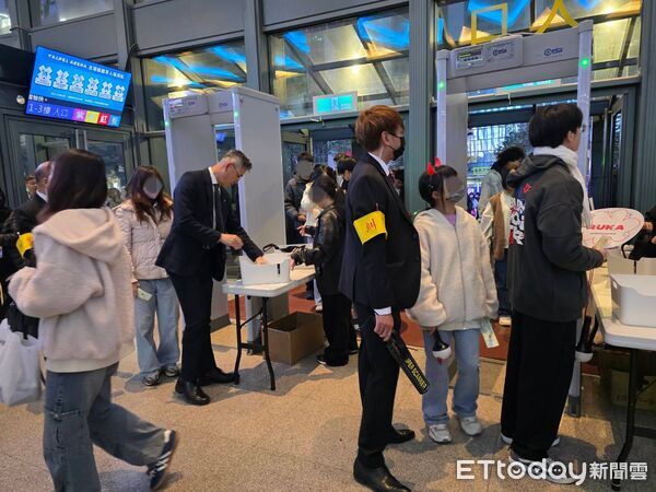 ▲40警力護粉絲！BABYMONSTER小巨蛋萬人入場　主辦：加設13道安檢門。（圖／記者吳睿慈攝）