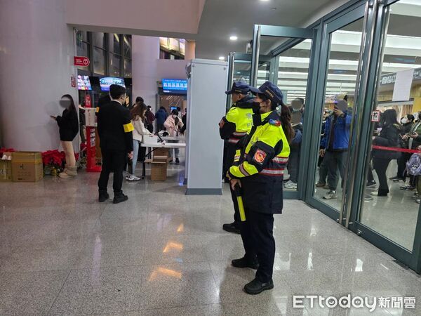 ▲40警力護粉絲！BABYMONSTER小巨蛋萬人入場　主辦：加設13道安檢門。（圖／記者吳睿慈攝）