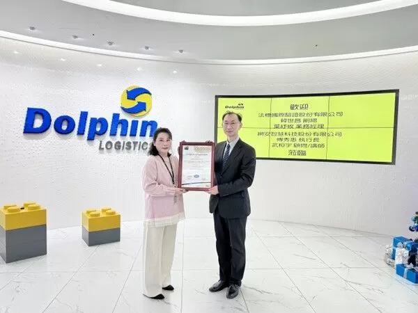 ▲萬泰物流白竹蘭總經理(右)代表公司領證，右為 法標國際驗證公司韓世昌副總。（圖／萬泰提供）