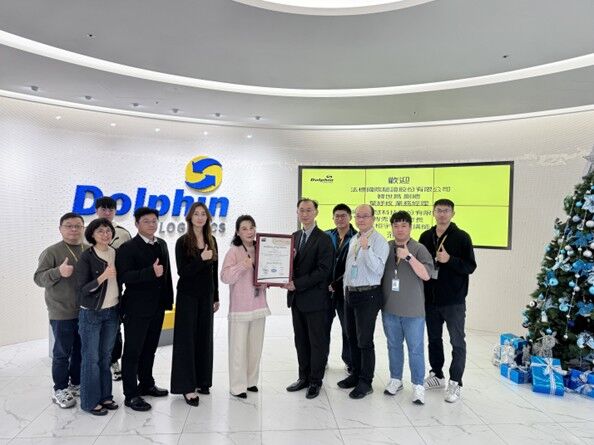 ▲萬泰物流資訊部團隊與法標國際工作人員合影。（圖／萬泰提供）
