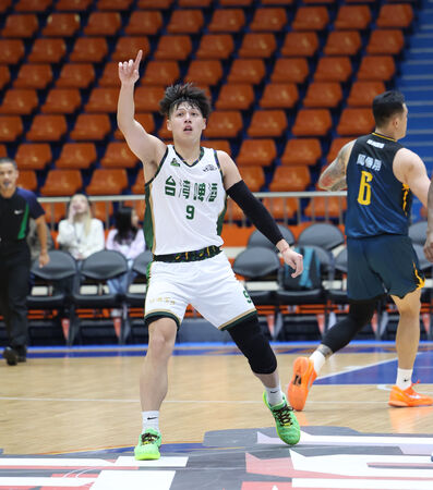 ▲基隆黑鳶周儀翔、台啤王鈞聖。（圖／籃協提供）