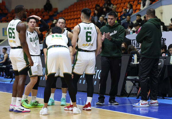 ▲基隆黑鳶周儀翔、台啤王鈞聖。（圖／籃協提供）