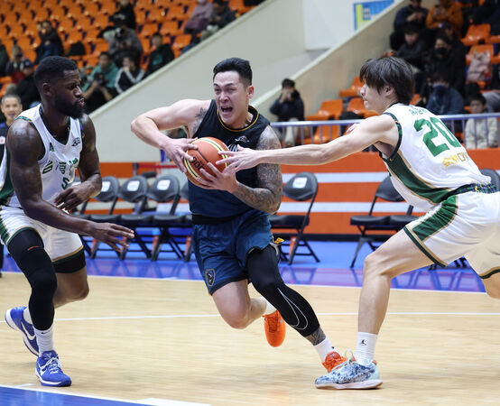 ▲基隆黑鳶周儀翔、台啤王鈞聖。（圖／籃協提供）