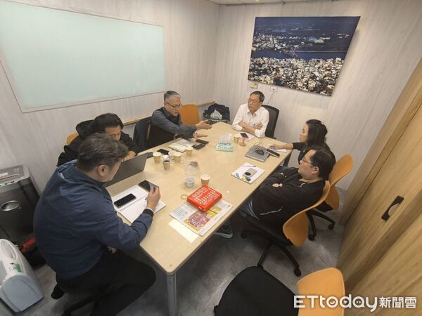 ▲立委蘇清泉邀農業部農糧署長姚士源會商穩定紅豆價格。（圖／蘇清泉服務處提供）