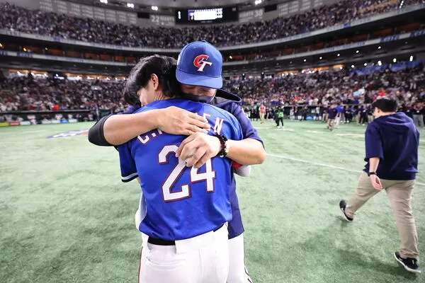 ▲紀錄片《冠軍之路》單日全臺票房合計衝破862萬，中華職棒會長蔡其昌（左）與中職球星曾頌恩（右）昨（1）日到台中戲院參與映後活動，現場座無虛席。（圖／牽猴子提供）