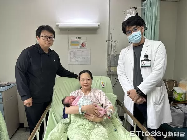 ▲醫師顏稟嶪（右起）、林姓媽媽和元旦寶寶、爸爸。（圖／衛福部南投醫院提供）