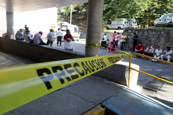 ▲▼墨西哥發生規模6.5強震後醫院緊急疏散。（圖／路透）