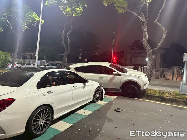 ▲▼  27歲賓士男左轉猛撞待轉車「拒毒測」 警開罰18萬＋吊銷駕照           。（圖／記者陸運陞翻攝）