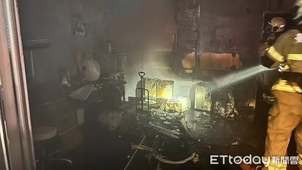 ▲新營區4樓透天民宅二樓深夜發生火警，疑似鋰電池充電故障引燃，所幸住警器及時作動，火勢迅速獲得控制。（記者林東良翻攝，下同）