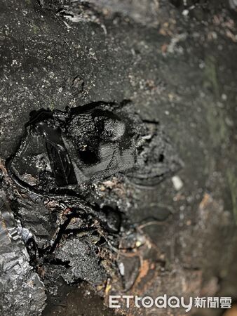 ▲新營區4樓透天民宅二樓深夜發生火警，疑似鋰電池充電故障引燃，所幸住警器及時作動，火勢迅速獲得控制。（記者林東良翻攝，下同）