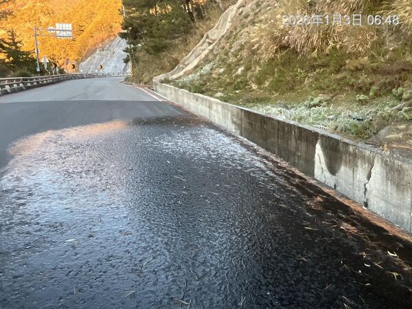 ▲▼南橫公路東段受強烈冷氣團影響道路結冰，預警性封閉。（圖／南區養護工程分局）