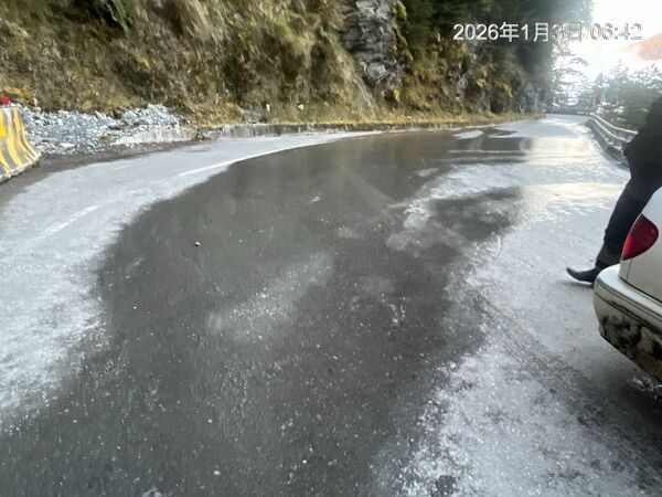 ▲▼南橫公路東段受強烈冷氣團影響道路結冰，預警性封閉。（圖／南區養護工程分局）