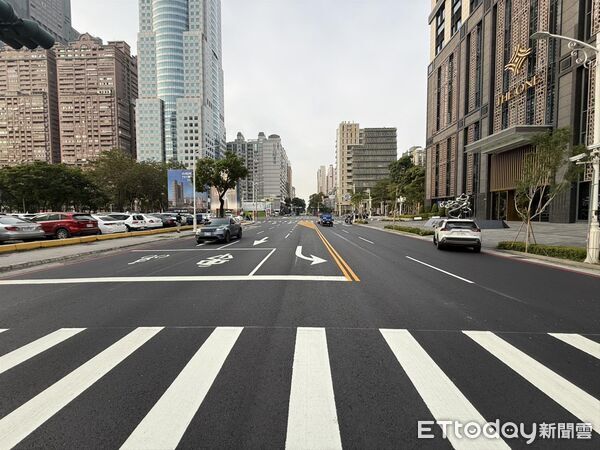 ▲▼中華五路道路重劃標線前後對比圖。（圖／記者許宥孺翻攝）