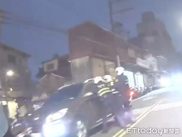 ▲警方圍捕形跡可疑車輛。（圖／八德警分局提供，下同）