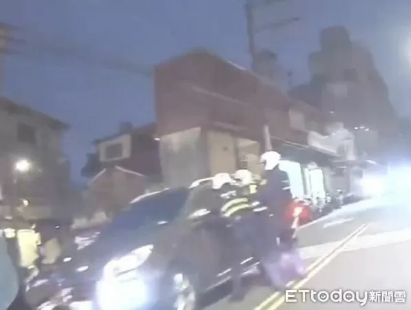 ▲警方圍捕形跡可疑車輛。（圖／八德警分局提供，下同）