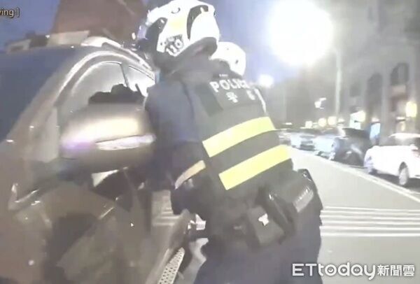 ▲▼並喝令乘客下車，一查全都是失聯移工，其中一名為詐欺通緝犯。（圖／八德警分局提供）