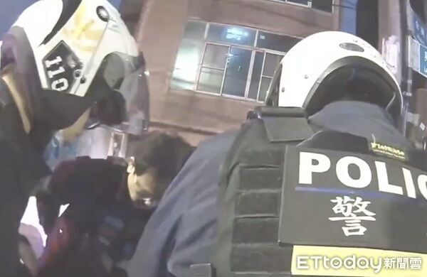 ▲▼並喝令乘客下車，一查全都是失聯移工，其中一名為詐欺通緝犯。（圖／八德警分局提供）