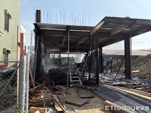 ▲▼台南一處建築工地起火。（圖／記者林東良翻攝）