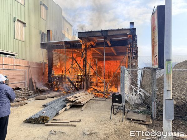 ▲▼台南一處建築工地起火。（圖／記者林東良翻攝）