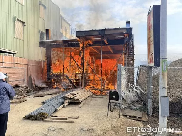 ▲▼台南一處建築工地起火。（圖／記者林東良翻攝）