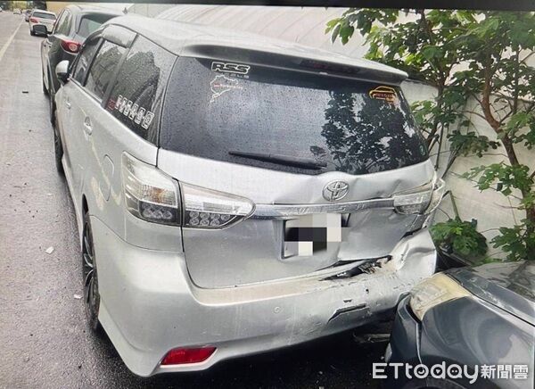 ▲▼向右偏移直撞路邊3部停放車輛。（圖／大園警分局提供）