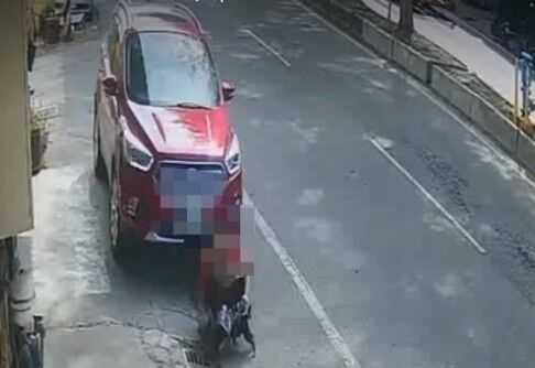 ▲女子在自助餐店前逗玩狗狗，遭後方起步的休旅車輾入車底，狗狗當場死亡，女子傷重住進加護病房。（圖／民眾提供）