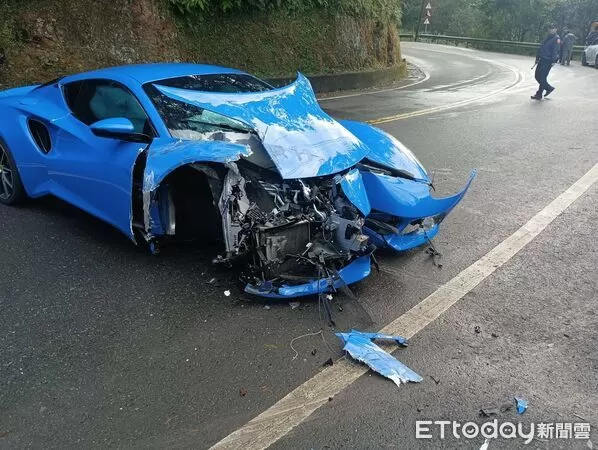 ▲賴男所駕駛要價525萬的蓮花跑車，今早在北宜公路自撞護欄。（圖／記者陸運陞翻攝）