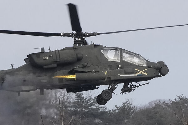 ▲▼南韓京畿道抱川市某演習場，美國陸軍AH-64阿帕契直升機在與韓軍的實彈演習發射火箭彈。（圖／達志影像／美聯社）