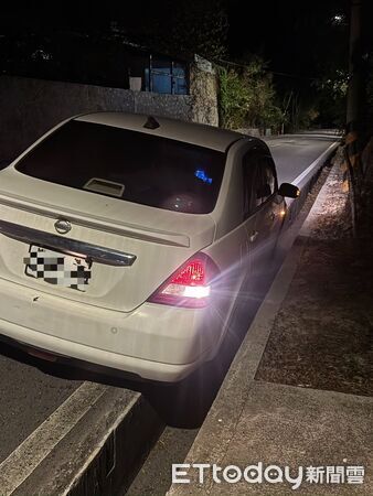 ▲▼ 金門經武路排水溝未加蓋，造成車輛陷落事故。(圖／民眾提供)