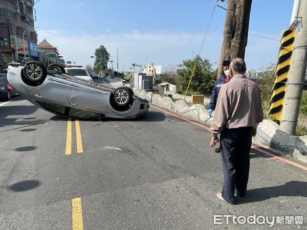 ▲▼嘉義市興仁街有汽車翻覆。（圖／記者翁伊森翻攝）
