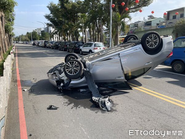 ▲▼嘉義市興仁街有汽車翻覆。（圖／記者翁伊森翻攝）