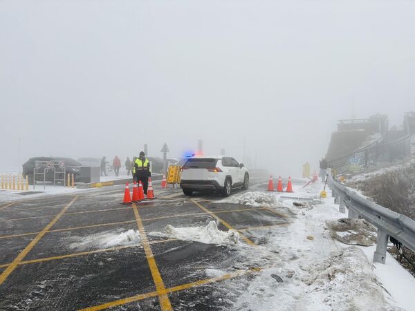 ▲警察小姐姐辛苦執勤。（圖／翻攝自臉書／中橫路況交通資訊站）