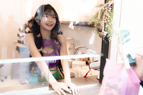 ▲高佳彬為粉絲送餐。（圖／CHEER UP提供）