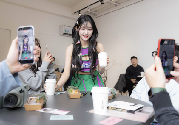 ▲高佳彬為粉絲送餐。（圖／CHEER UP提供）