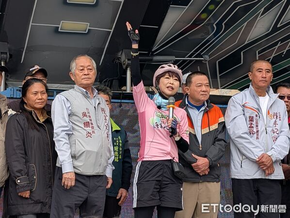 ▲立委陳亭妃「妃妃鐵馬」行動第二天自東山碧軒寺出發，騎行溪北多區，與鄉親近距離互動。（記者林東良翻攝，下同）