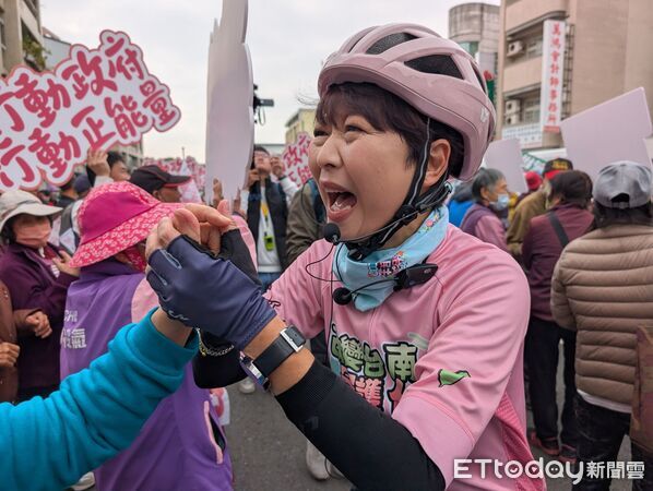 ▲立委陳亭妃「妃妃鐵馬」行動第二天自東山碧軒寺出發，騎行溪北多區，與鄉親近距離互動。（記者林東良翻攝，下同）