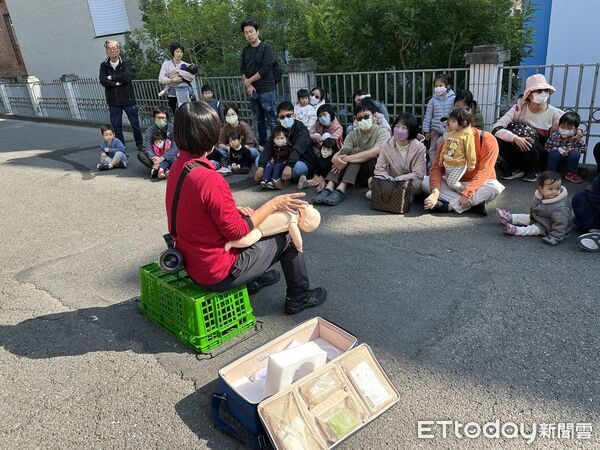 ▲台南市消防局後甲分隊走入東區親子悠遊館，向家長宣導居家防火觀念，提升幼童安全防護力。（記者林東良翻攝，下同）