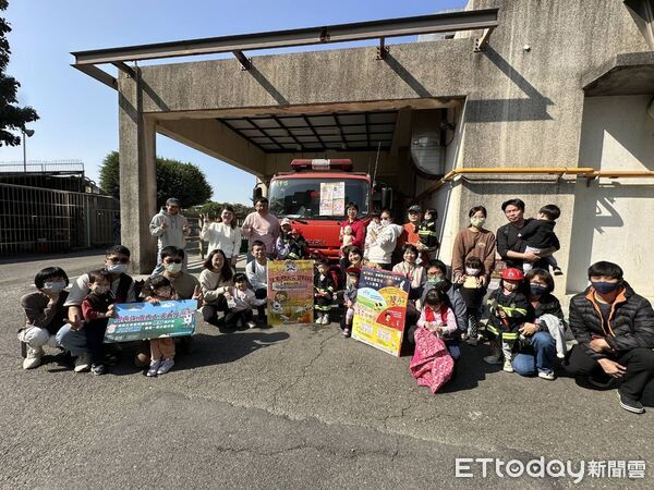 ▲台南市消防局後甲分隊走入東區親子悠遊館，向家長宣導居家防火觀念，提升幼童安全防護力。（記者林東良翻攝，下同）