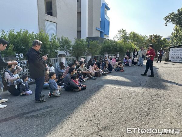 ▲台南市消防局後甲分隊走入東區親子悠遊館，向家長宣導居家防火觀念，提升幼童安全防護力。（記者林東良翻攝，下同）