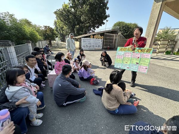 ▲台南市消防局後甲分隊走入東區親子悠遊館，向家長宣導居家防火觀念，提升幼童安全防護力。（記者林東良翻攝，下同）