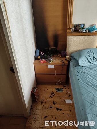 ▲台南市東區大學路巷內出租套房插頭充電起火，所幸住戶及早發現並即時撲滅，未釀成災害。（記者林東良翻攝，下同）