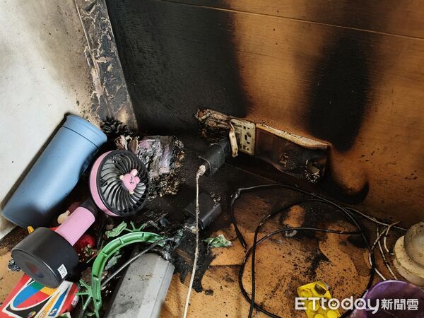 ▲台南市東區大學路巷內出租套房插頭充電起火，所幸住戶及早發現並即時撲滅，未釀成災害。（記者林東良翻攝，下同）