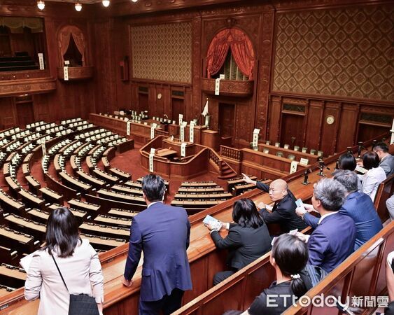 ▲▼   立法院長韓國瑜去年9月率朝野立委赴日本國會外交，並在禮品店購買國會商品致贈給同行團圓 。（圖／國民黨立委洪孟楷提供）