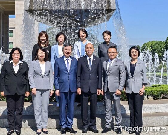 ▲▼   立法院長韓國瑜去年9月率朝野立委赴日本國會外交，並在禮品店購買國會商品致贈給同行團圓 。（圖／國民黨立委洪孟楷提供）