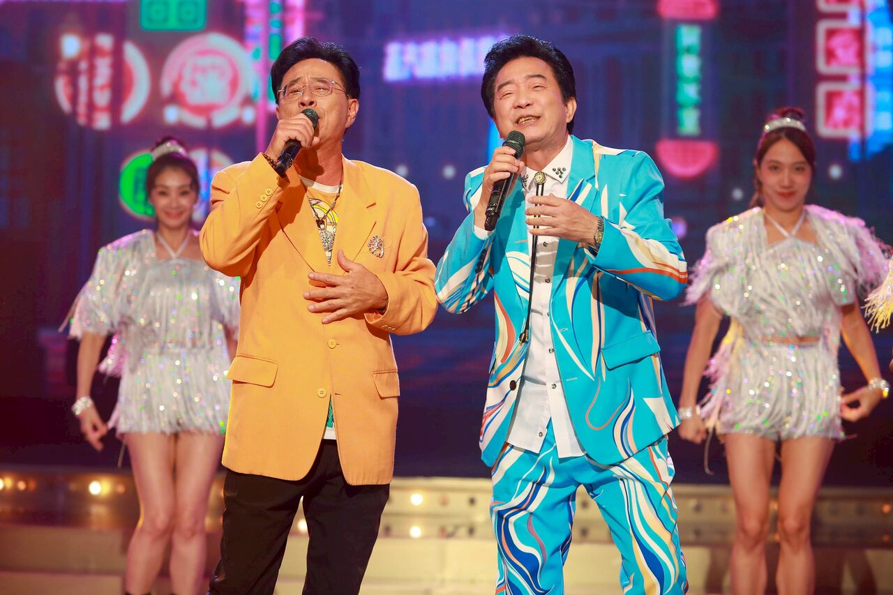 白冰冰重現秀場禮服中空性感秀腰　邢峰「沒看過70歲還這麼騷」