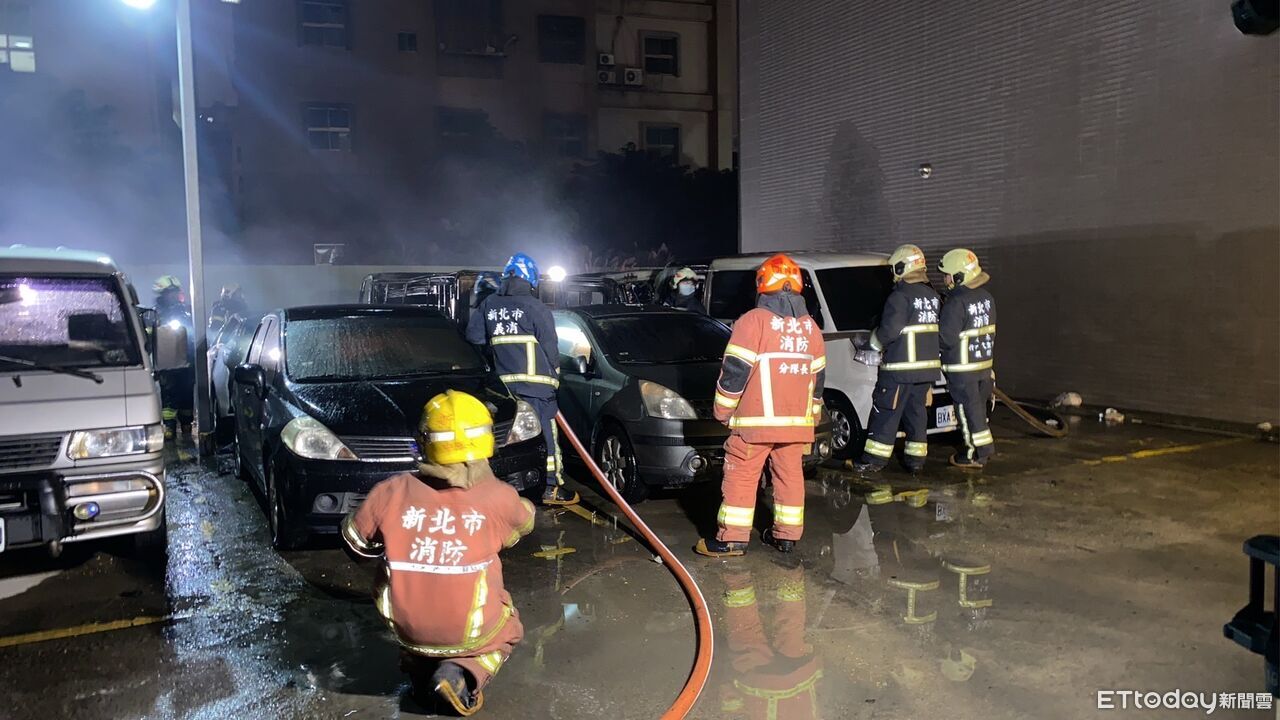 快訊/新北深夜停車場「貨車突起火」狂燒9車