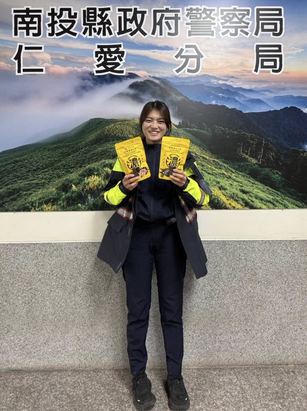 ▲▼民眾不捨女警在合歡山低溫站崗，寄了300包薑茶。（圖／翻攝自Facebook／南投縣政府警察局仁愛分局）