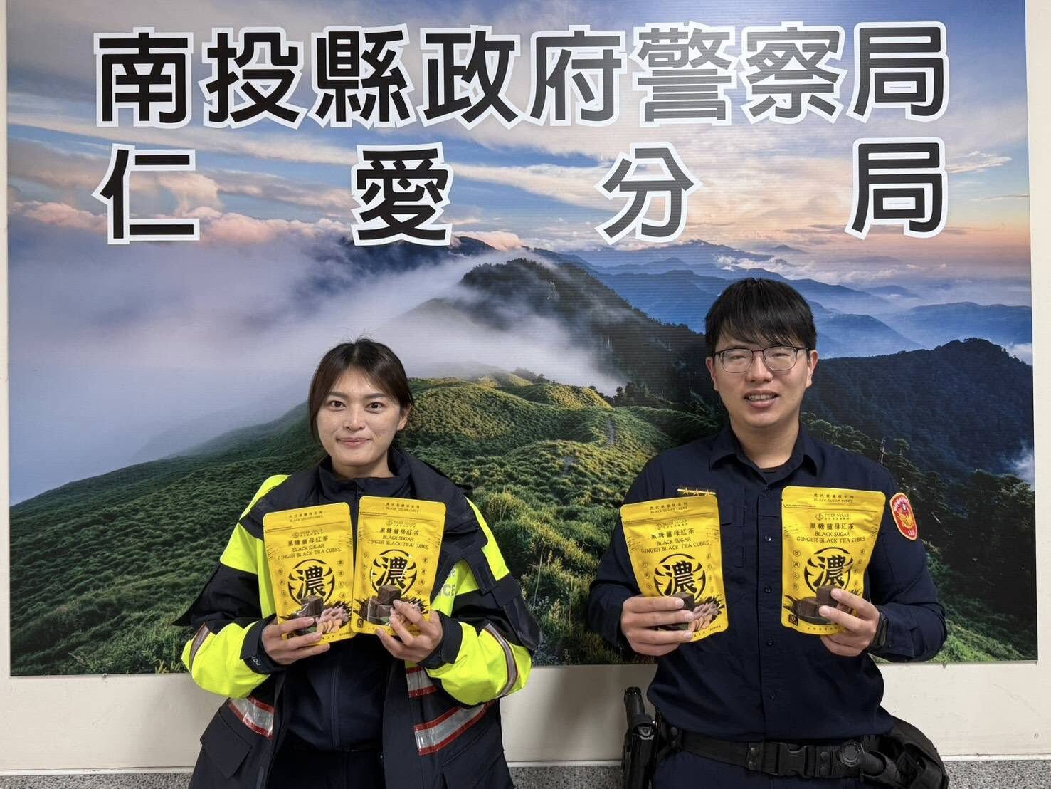 ▲▼民眾不捨女警在合歡山低溫站崗，寄了300包薑茶。（圖／翻攝自Facebook／南投縣政府警察局仁愛分局）